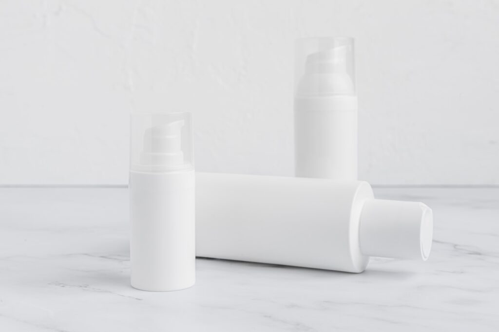 White cosmetic lotion cream serum oil mockup bottle packaging