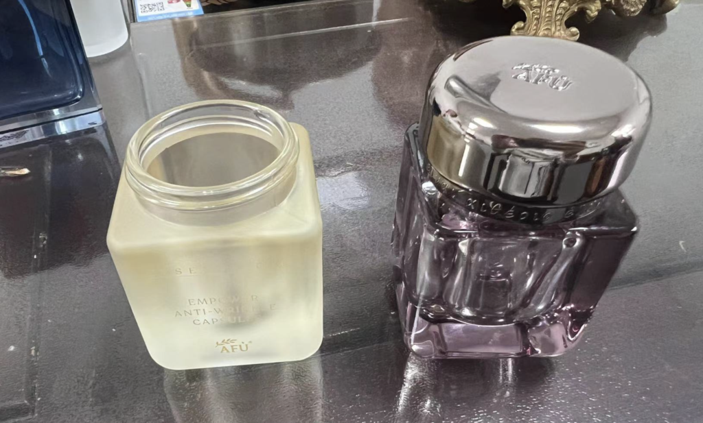 Same cosmetic jar with different OEM choice